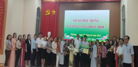 PHƯỜNG 4 PHỐI HỢP HỘI KHUYẾN HỌC TỈNH, THÀNH PHỐ VÀ NGÂN HÀNG TMCP NGOẠI THƯƠNG TRAO GƯƠNG SÁNG HIẾU HỌC CHO EM NGUYỄN ANH HÊN