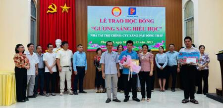 PHƯỜNG 4 PHỐI HỢP HỘI KHUYẾN HỌC TỈNH, THÀNH PHỐ VÀ CÔNG TY XĂNG DẦU ĐỒNG THÁP TRAO GƯƠNG SÁNG HIẾU HỌC CHO EM TRẦN TẤN PHÁT PHƯỜNG 4 PHỐI HỢP HỘI KHUYẾN HỌC TỈNH, THÀNH PHỐ VÀ CÔNG TY XĂNG DẦU ĐỒNG THÁP TRAO GƯƠNG SÁNG HIẾU HỌC CHO EM TRẦN TẤN PHÁT