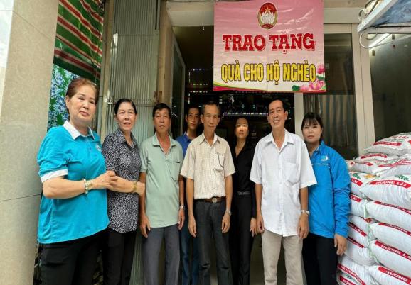 PHƯỜNG 4 TRAO TẶNG QUÀ CHO NGƯỜI NGHÈO VÀ HỘ GIA ĐÌNH CÓ HOÀN CẢNH KHÓ KHĂN 