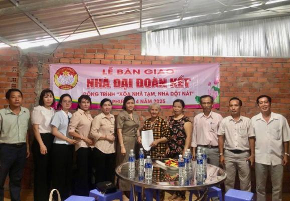 PHƯỜNG 4 TRAO TẶNG NHÀ “ĐẠI ĐOÀN KẾT” CHO HỘ NGHÈO KHÓ KHĂN VỀ NHÀ Ở CHO HỘ BÀ LÊ THỊ QUÍ PHƯỜNG 4 TRAO TẶNG NHÀ “ĐẠI ĐOÀN KẾT” CHO HỘ NGHÈO KHÓ KHĂN VỀ NHÀ Ở CHO HỘ BÀ LÊ THỊ QUÍ